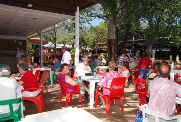 Merendero con planchas de uso gratuito