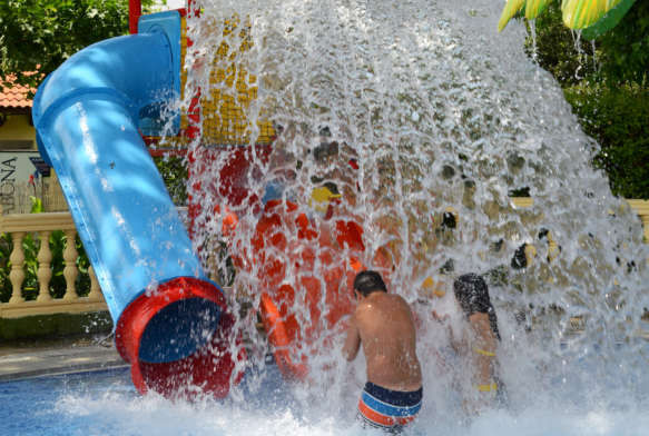 Piscina Infantil y zona de juegos para niños y niñas
