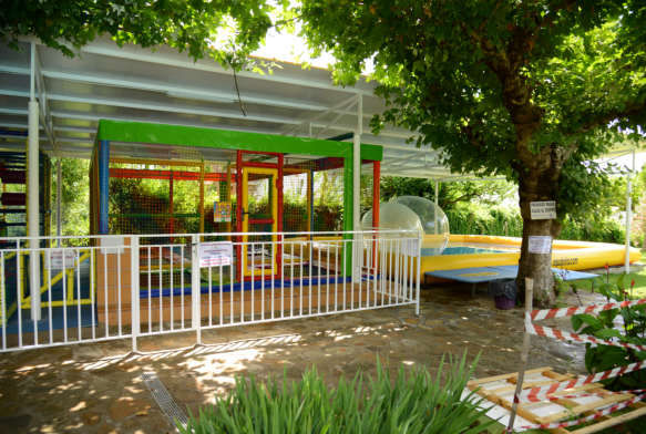 Piscina Infantil y zona de juegos