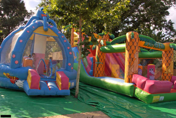 Piscina Infantil y zona de juegos para niños y niñas