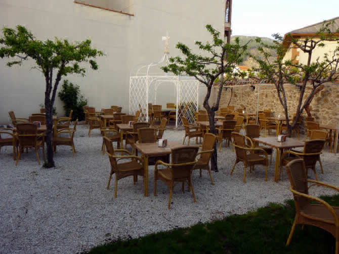 Hotel con terraza y jardín
